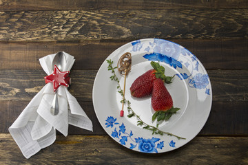 Plate with strawberries, covered and napkins