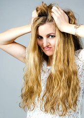 Haare raufen: Ärger, Stress, Anspannung :)