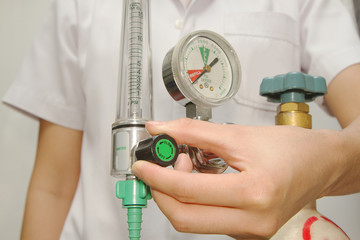 doctor is setting oxygen valve