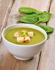 Spinach soup with dried crusts