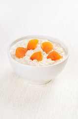 Oatmeal porridge with dried apricots