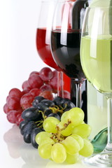 Calici di vino con uva