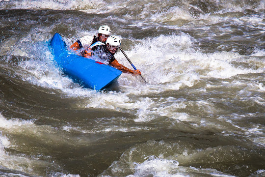 canoa sulle rapide di un torrente