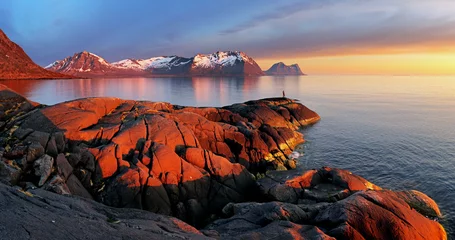 Photo sur Plexiglas Scandinavie Coucher du soleil de panorama de montagne d& 39 océan - Norvège