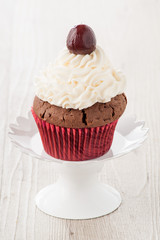 Cupcake dolce decorato appoggiato su un'alzatina