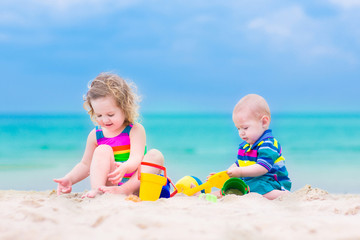 Naklejka premium Kids playing on the beach
