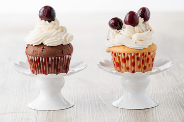 Cupcake dolci decorati appoggiati su un'alzatina