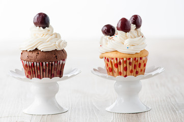 Cupcake dolci decorati appoggiati su un'alzatina