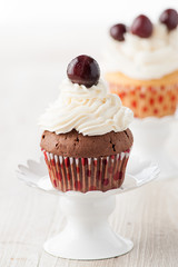 Cupcake dolci decorati appoggiati su un'alzatina