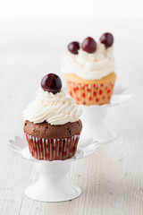 Cupcake dolci decorati appoggiati su un'alzatina