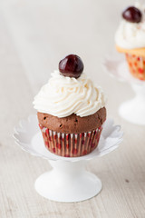Cupcake dolci decorati appoggiati su un'alzatina