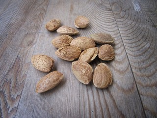 Almendras en tabla de madera