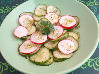 Gurkensalat mit Radieschen