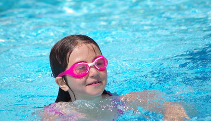 fillette à la piscine