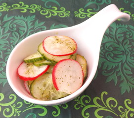 Gurkensalat mit Radieschen