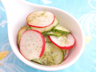 Gurkensalat mit Radieschen