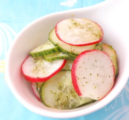 Gurkensalat mit Radieschen