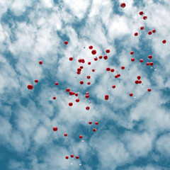 rote Luftballons steigen in den Himmel