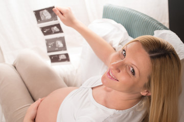 Obraz na płótnie Canvas Pregnant woman holding ultrasound baby scan