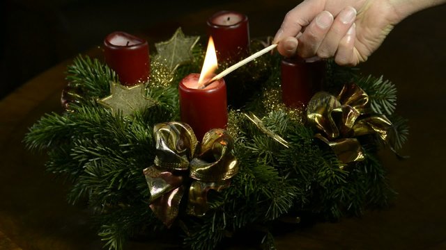 Anz&uuml;nden eines Adventskranzes 1.Kerze