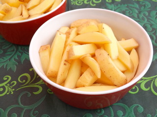 rohe Kartoffelspalten