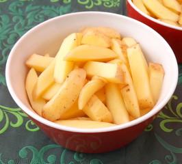 rohe Kartoffelspalten