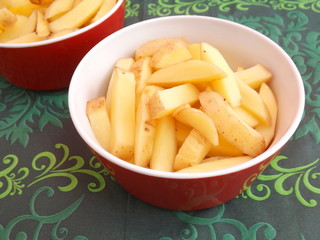 rohe Kartoffelspalten