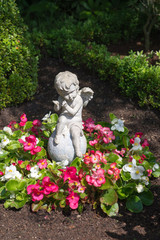 Engel im Blumenbeet