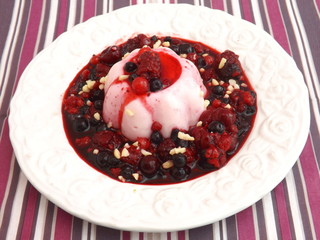 Himbeerpudding mit Obst