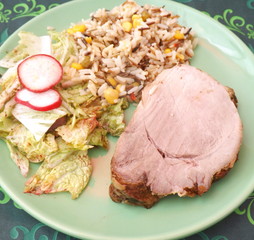 Schweinebraten mit Wildreis und salat