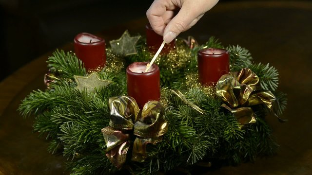 Anz&uuml;nden eines Adventskranzes