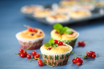 cheese muffins with red currants