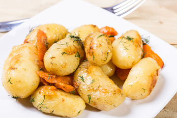 Roasted potatoes with carrot and tomatoes