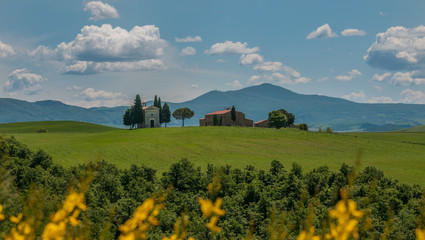 Fototapeta Scenic tuscan view, Cappella della Madonna di Vitaleta obraz
