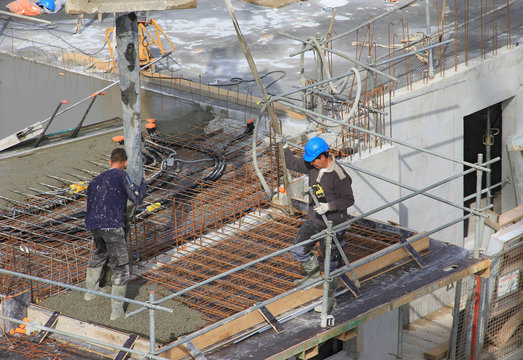 Coulage d'une chape b&eacute;ton avec une benne &agrave; manche