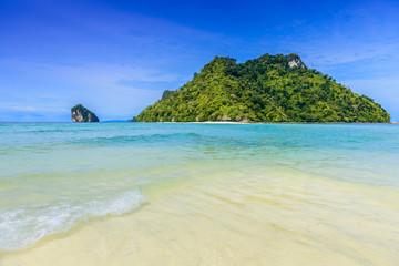 Fototapeta premium Beautiful beach at Talay Waek Krabi