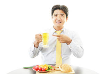 ビールを飲む男性