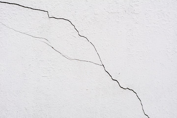 The old white wall with cracks