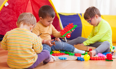 Obraz premium children playing on floor