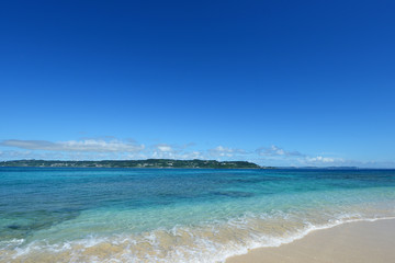 Fototapeta na wymiar Głębokie błękitne niebo i piękne plaży tropikalnych