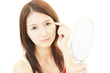顔のシミを気にする女性