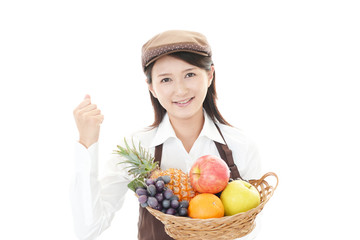 果物を持つウェイトレス