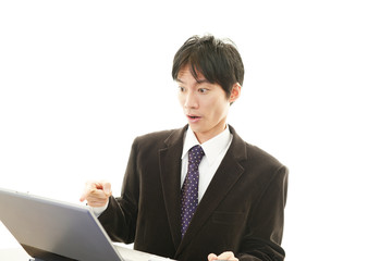 驚いた表情のビジネスマン