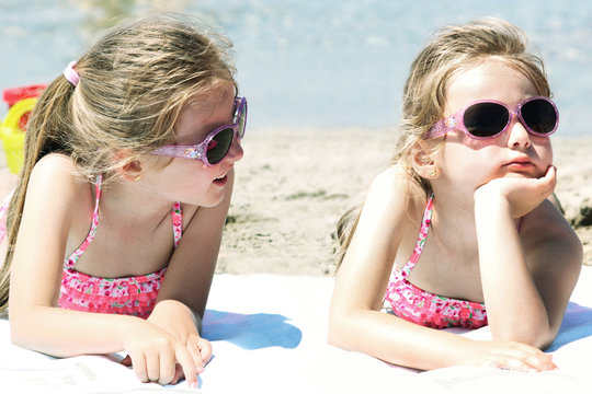 Bambina sulla spiaggia gemella