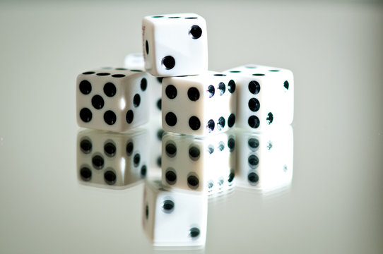 dadi da poker su sfondo grigio con riflesso