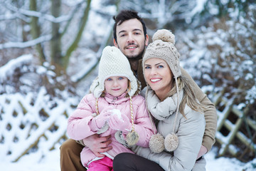 Fototapeta na wymiar Portrait einer Famile im Winter im Schnee