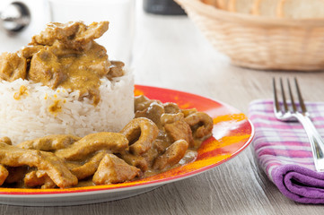 Straccetti di maiale al curry accompagnati da riso basmati
