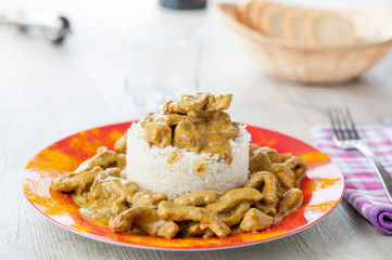 Straccetti di suino al curry accompagnati da riso basmati