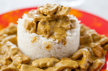 Straccetti di suino al curry accompagnati da riso basmati