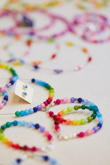 Bunte Accessoires im Schmuckladen